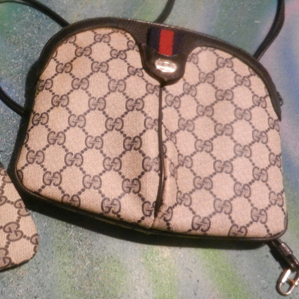 Gucci VTG collectible crossbody purse cream navy logo canvas curved shoulder bag - Picture 4 of 6